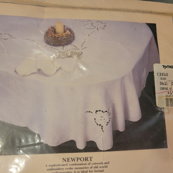 NWT tablecloth and napkin set - Picture 2 of 7